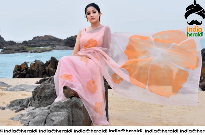 Anikha Surendra Latest Hot Photos Set