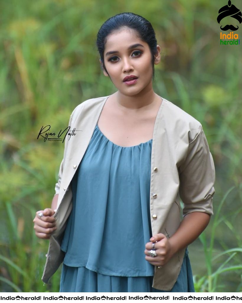 Anikha Surendra Latest Hot Photos Set