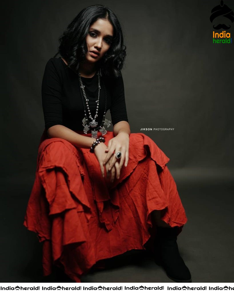 Anikha Surendra Latest Hot Photos Set