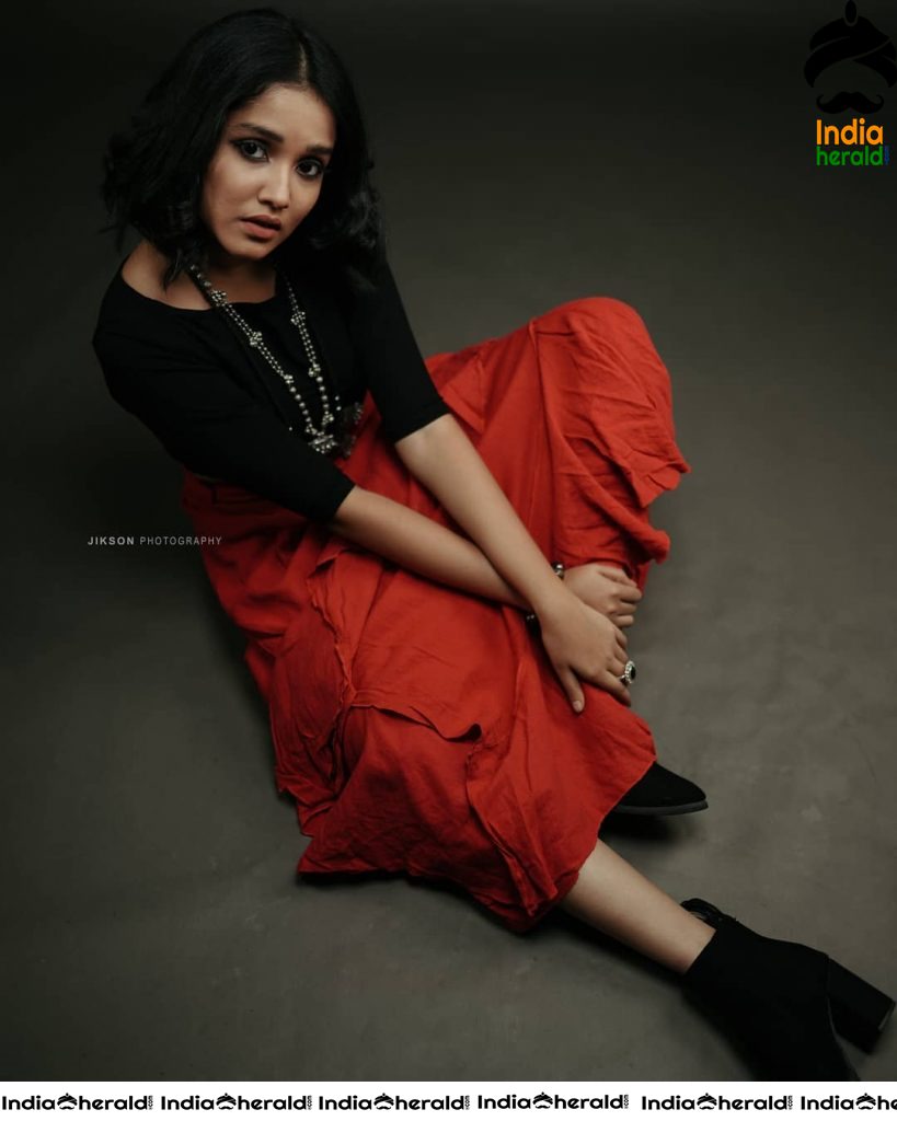 Anikha Surendra Latest Hot Photos Set