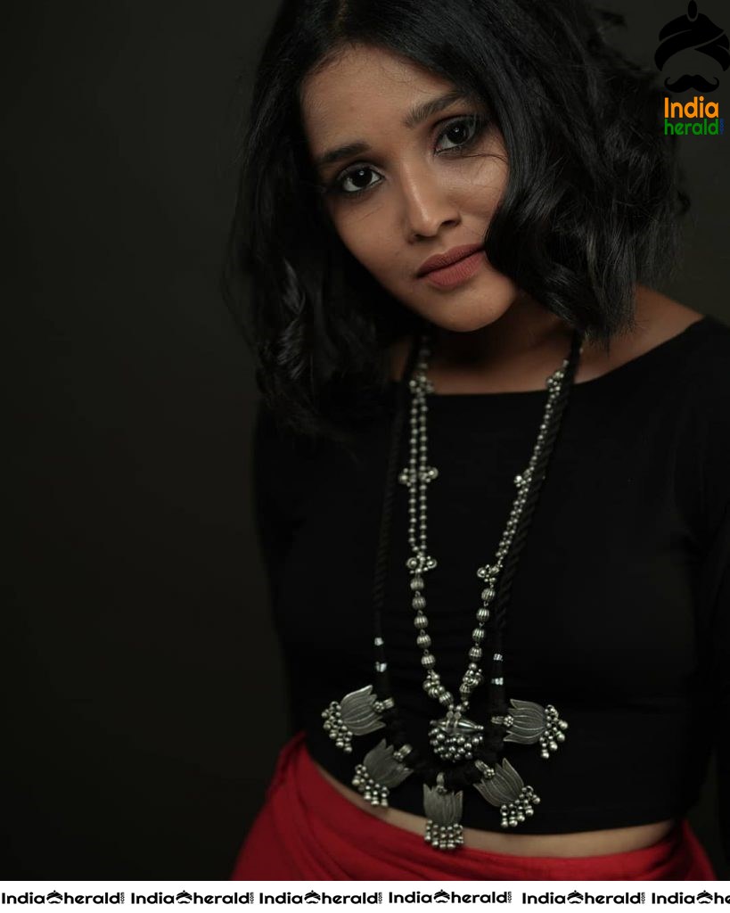 Anikha Surendra Latest Hot Photos Set