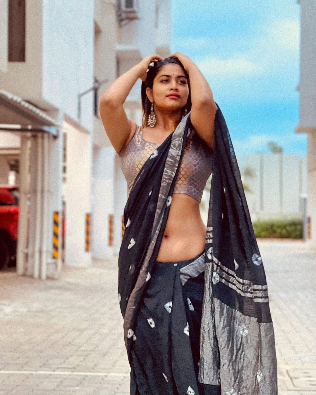 Bigg Boss Contestant Low Hip Saree Photos Go Viral 