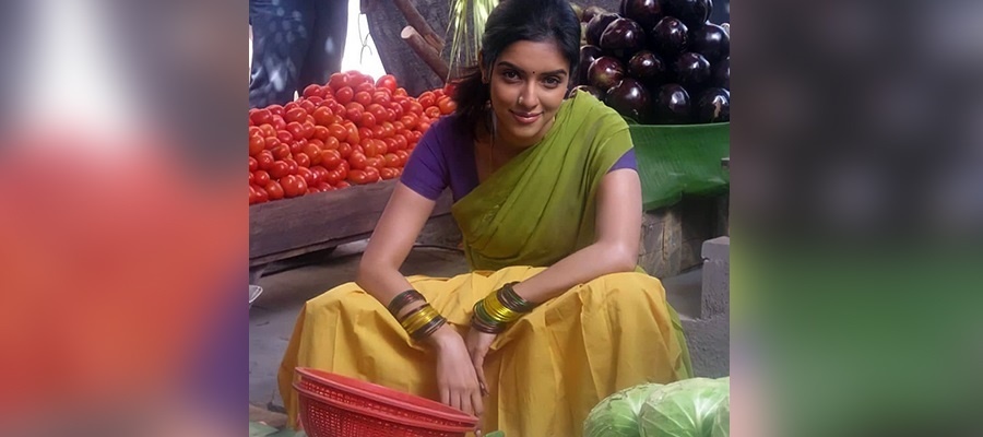 Actress Asin Porn Videos - VIRAL PHOTO - Asin Spotted as Vegetable Seller in Market