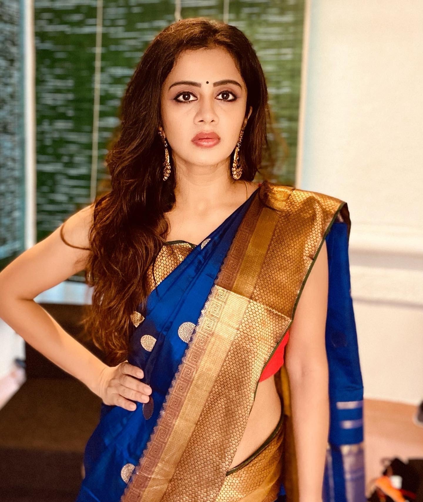 Tamil VJ Anjana Rangan wears Low Hip Saree and gets Trolled
