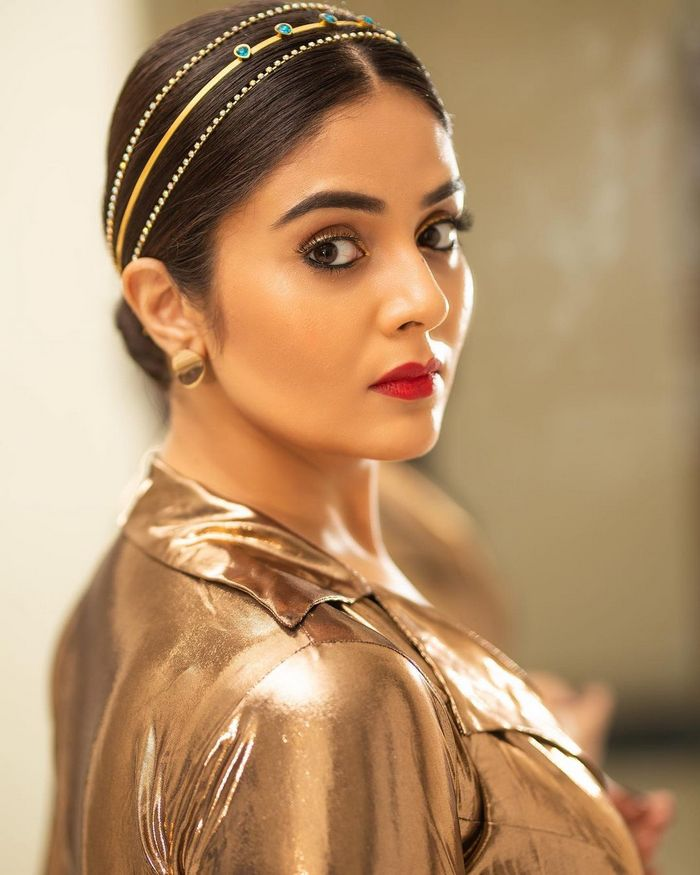 Oops Sreemukhi faced Hot Oops moment in Shiny Dress