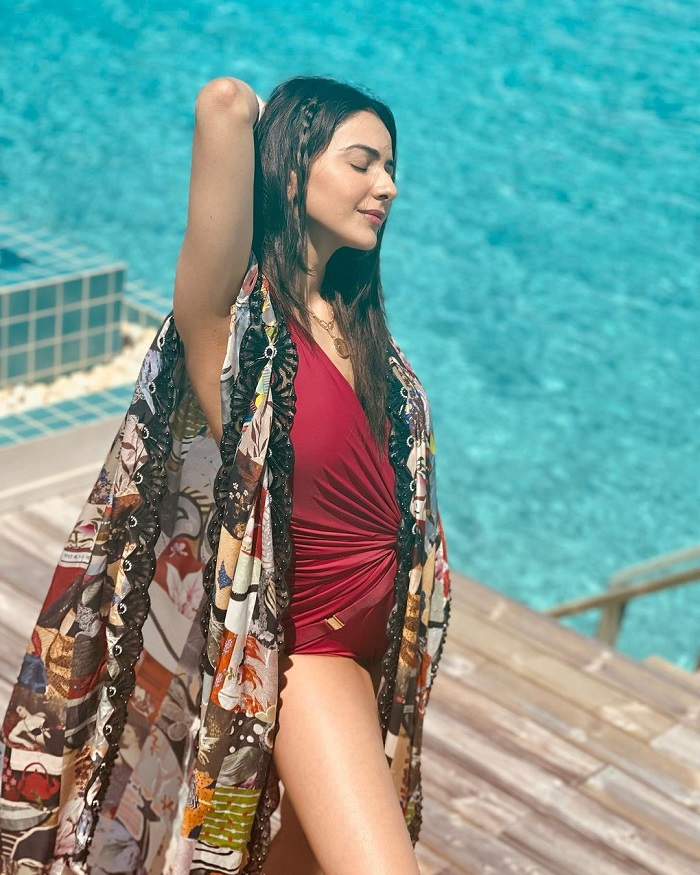 700px x 875px - Rakul s swimsuit pictures from the Maldives are TOO HOT