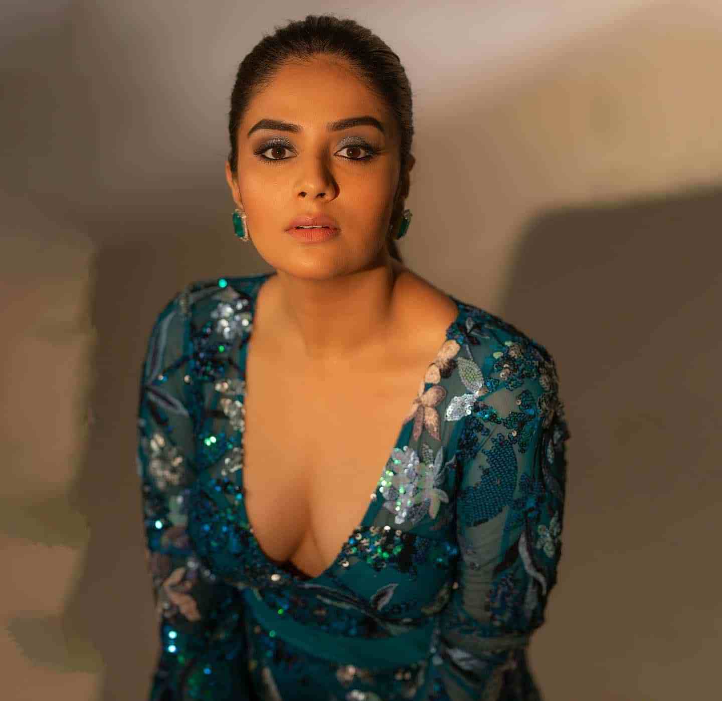 Sreemukhi Xnxx - Sreemukhi Hot Cleavage Show - 10 Hot Photos