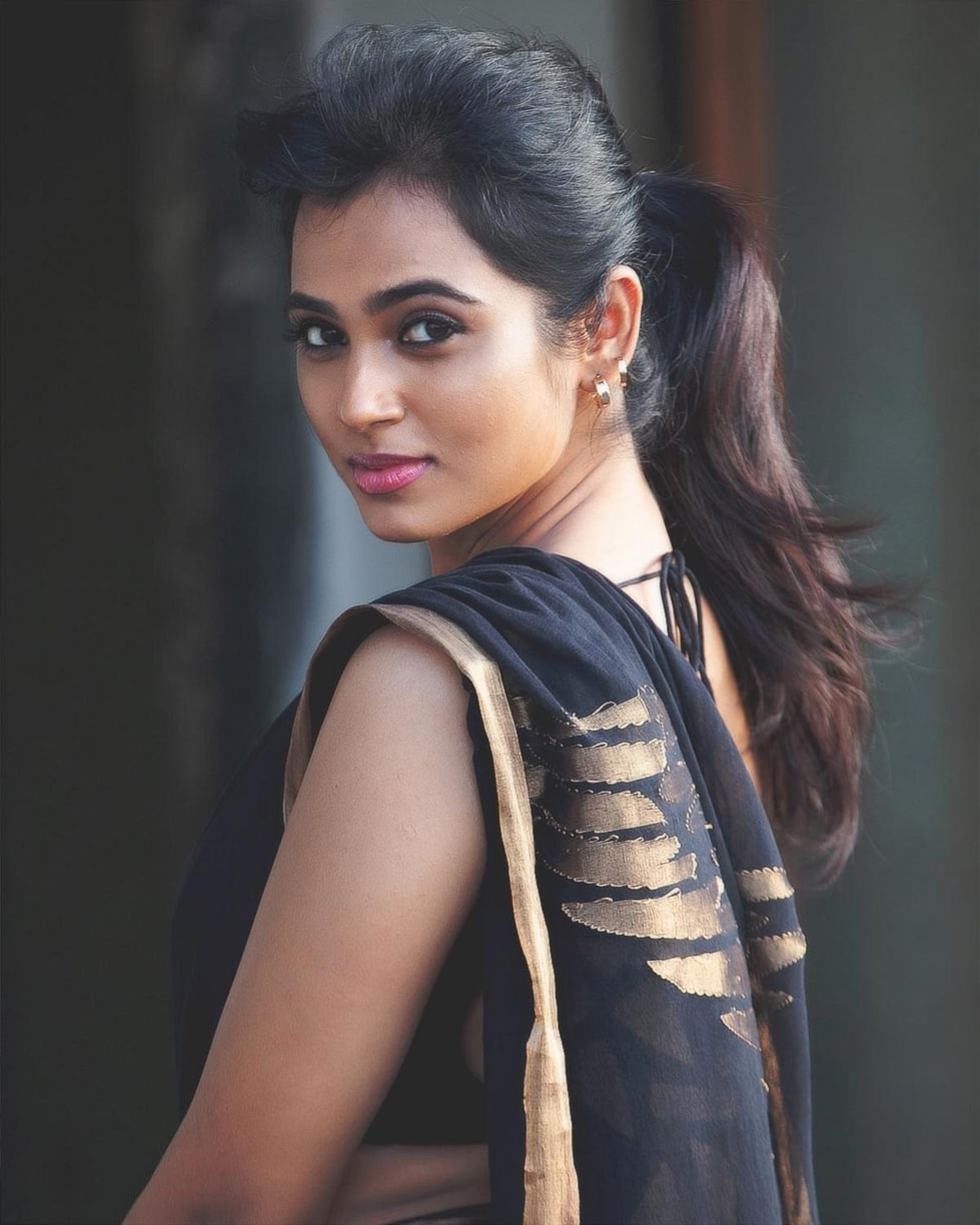 Hip Queen Ramya Pandian back with Low Hip Saree Photoshoot