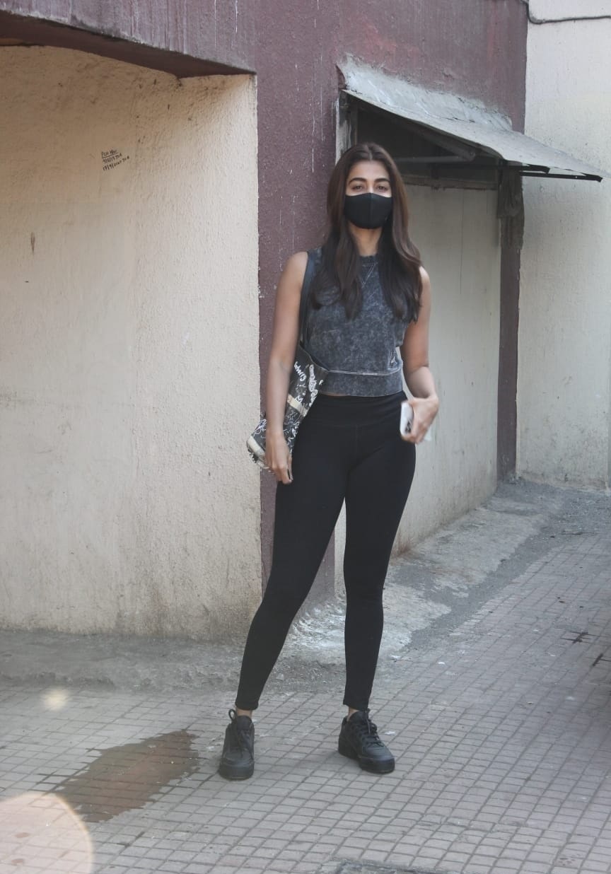 Exclusive! Janhvi Kapoor Spotted Post Gym Session, Gets Clicked In Cozy  Hoodie, Legging. See PIC | Hindi News, Times Now
