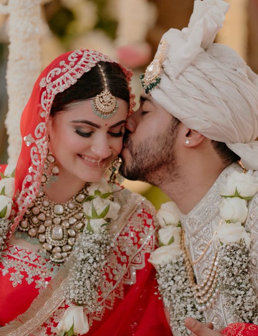 Varmala, The First Step, In Brand New Start Of Couple's Life Journey! |  Weddingplz | Indian wedding garland, Wedding looks, Indian wedding