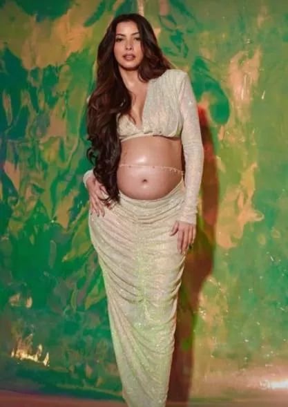 Antara Motiwala flaunts her baby bump in ramp walk