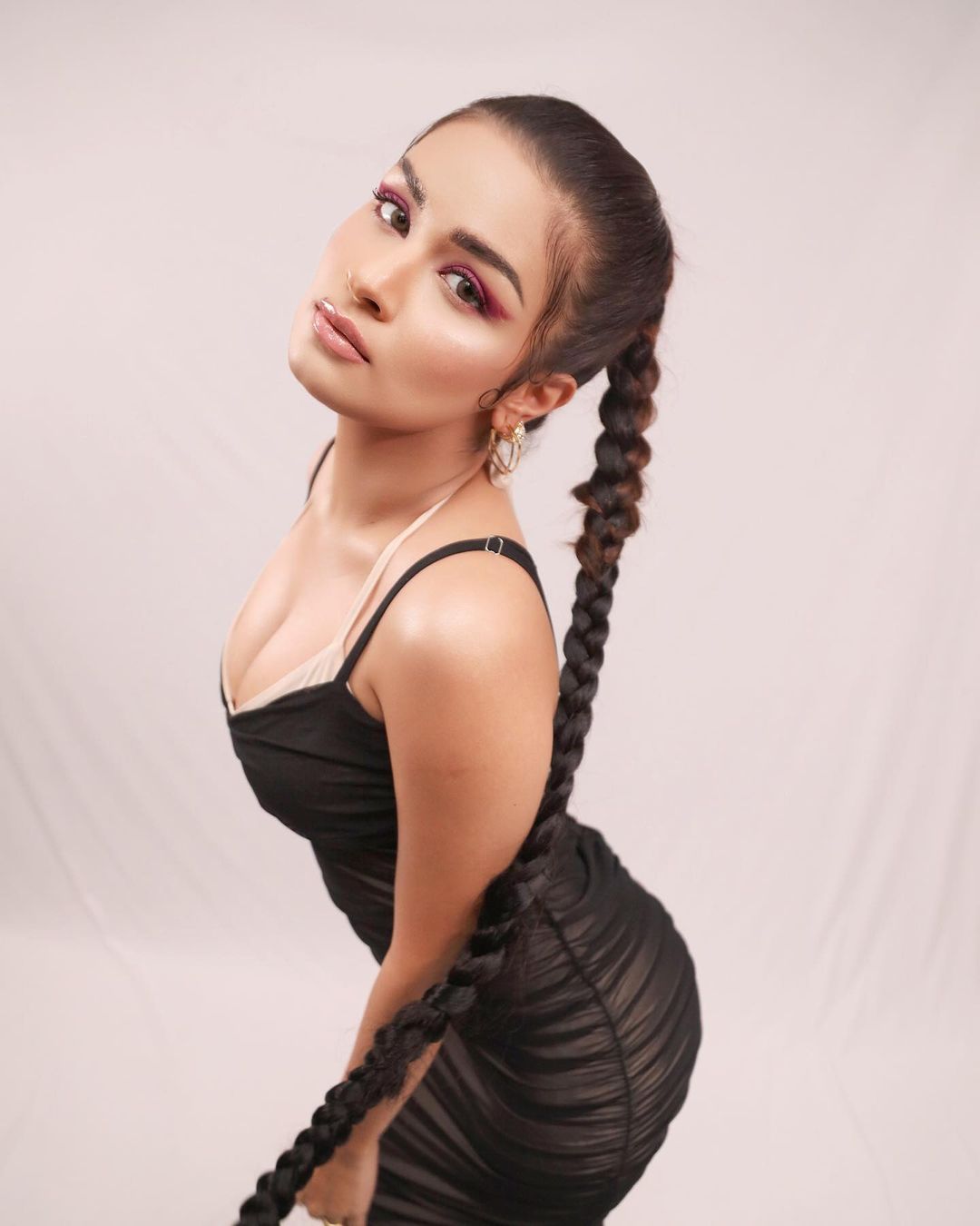 Avneet Kaur Nudes Pic - Avneet Kaur s revealing pics go viral