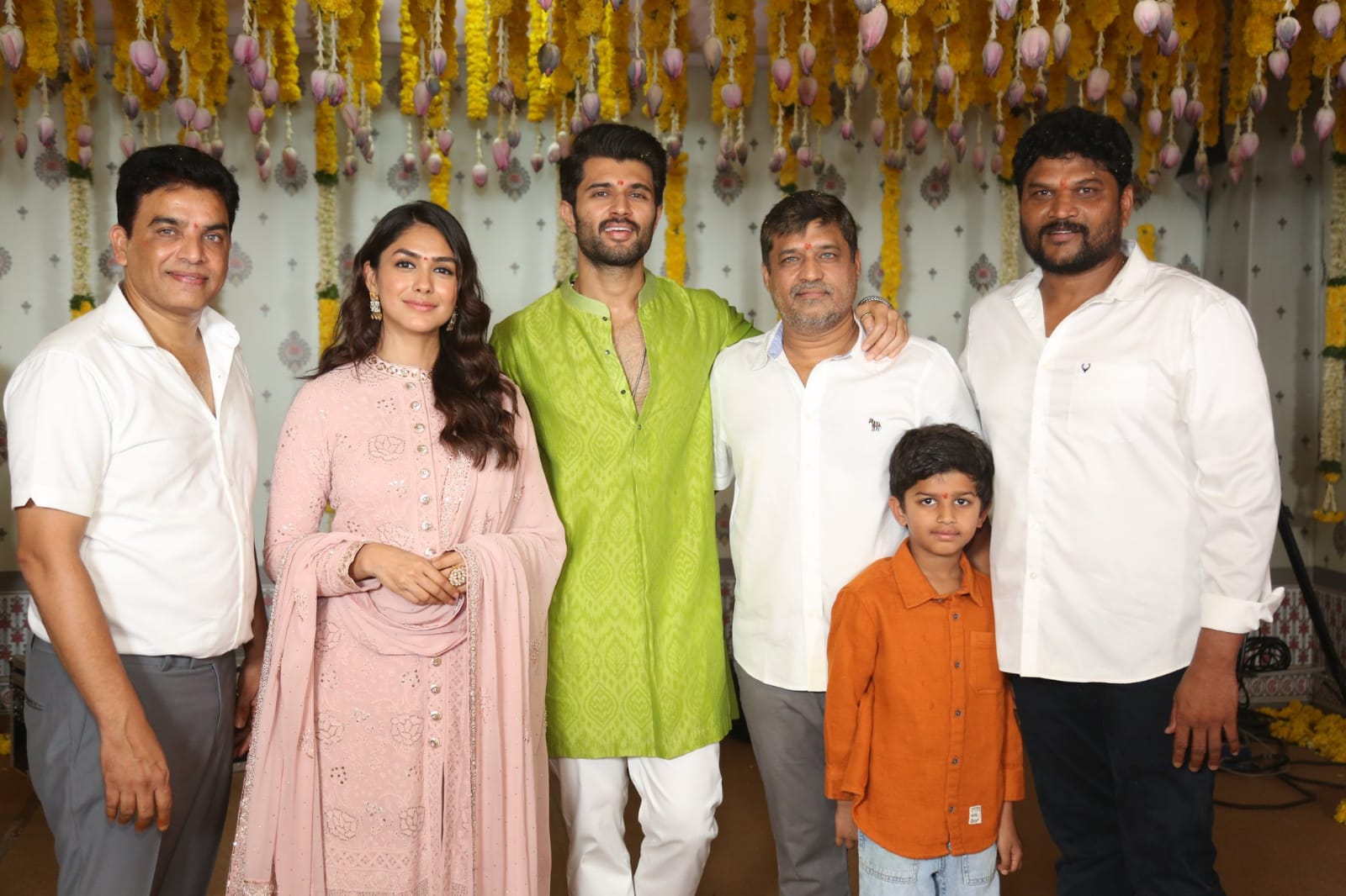 under parusuram direction vihay deverakonda new movie name family star