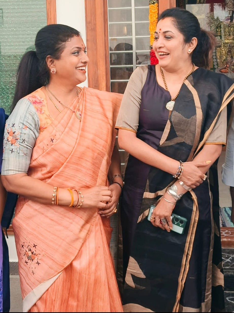 Ramya Krishnan looks stunning in Banarasi silk sarees!