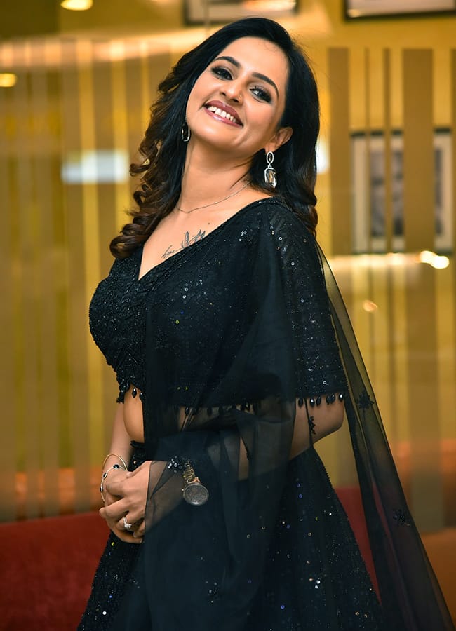 Jyoti R బ్లాక్ డ్రెస్లో హాట్ పోజులు.. ‘గుప్పెడంత మనసు’ ఫేమ్ జ్యోతి