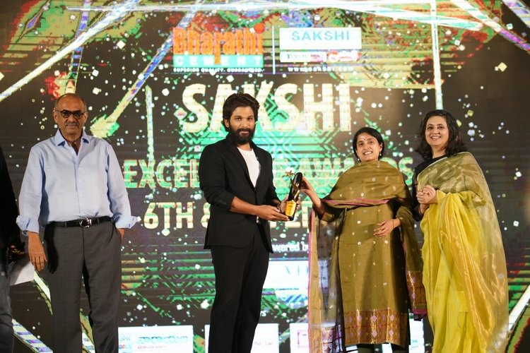 Allu Arjun Pooja Hegde at Sakshi Excellence Awards