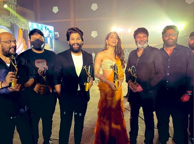 Allu Arjun Pooja Hegde at Sakshi Excellence Awards