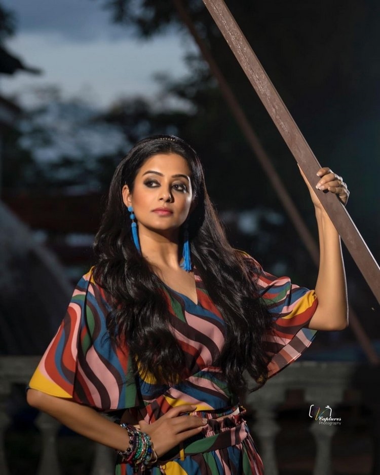 Dhee Show Priya Mani New Photos