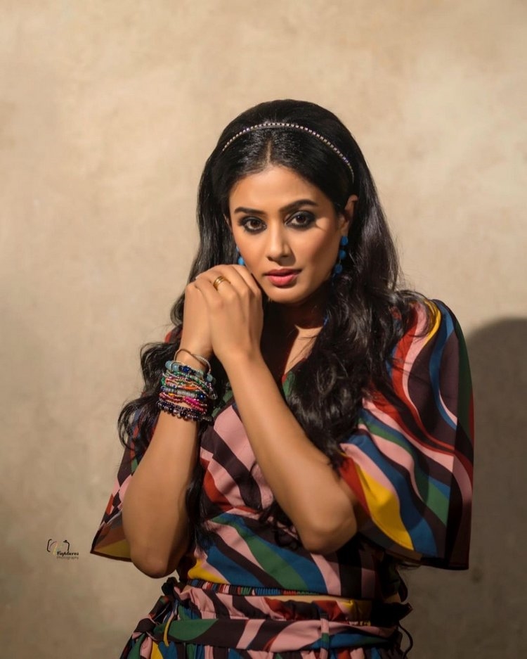 Dhee Show Priya Mani New Photos