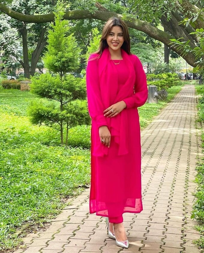 Sahar Afsha New Photos In Pink Dress