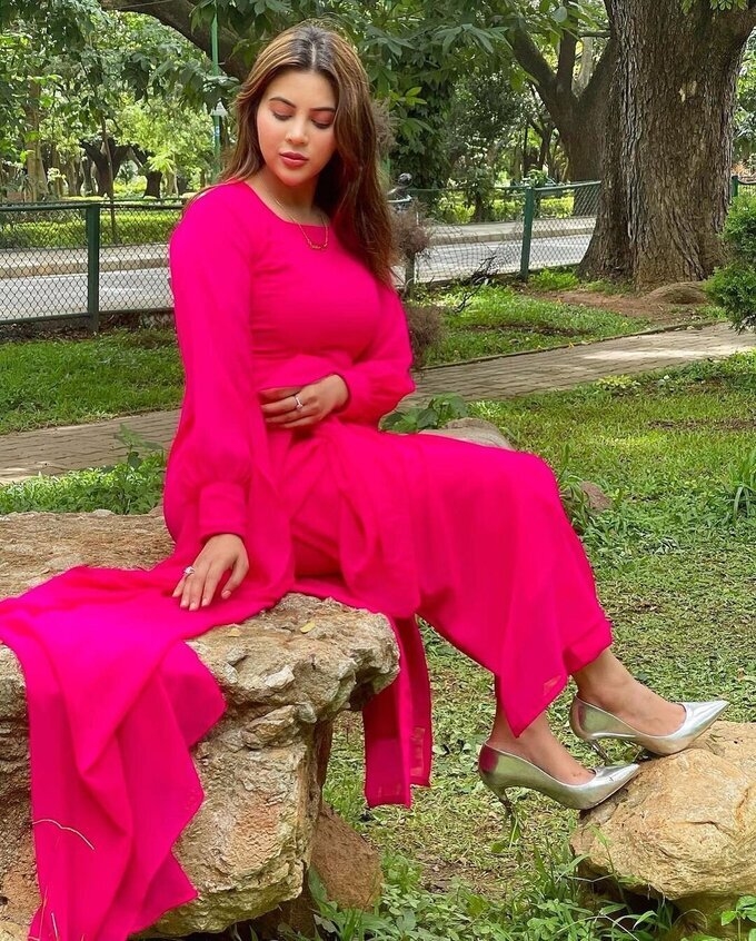 Sahar Afsha New Photos In Pink Dress
