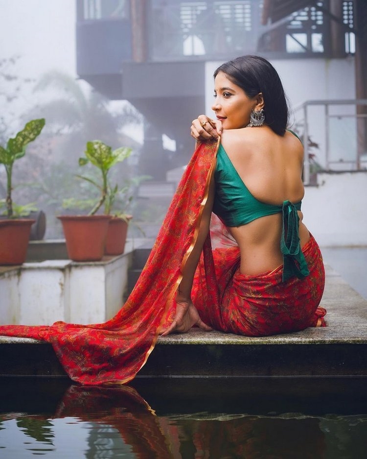 Sakshi Agarwal New Hot Click Saree