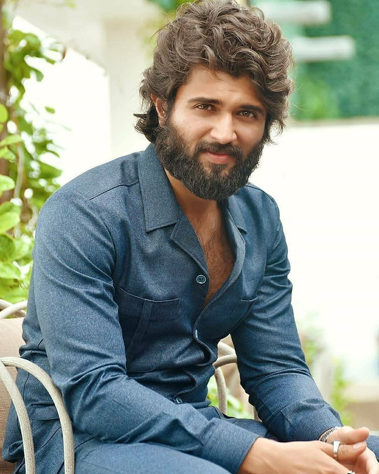 Vijay Devarakonda stuns on sets & how! - Tamil News - IndiaGlitz.com