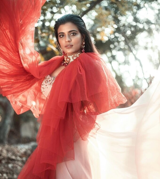 Actress Aishwarya Rajesh Sizzling In Red Attire