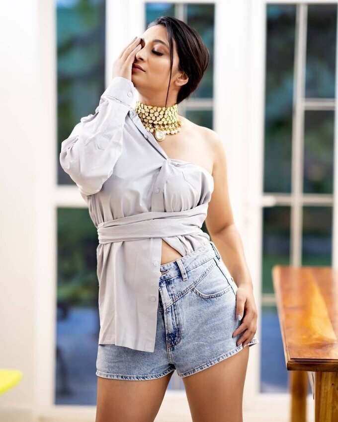 Actress And Anchor Bhanu Sri Hot Images