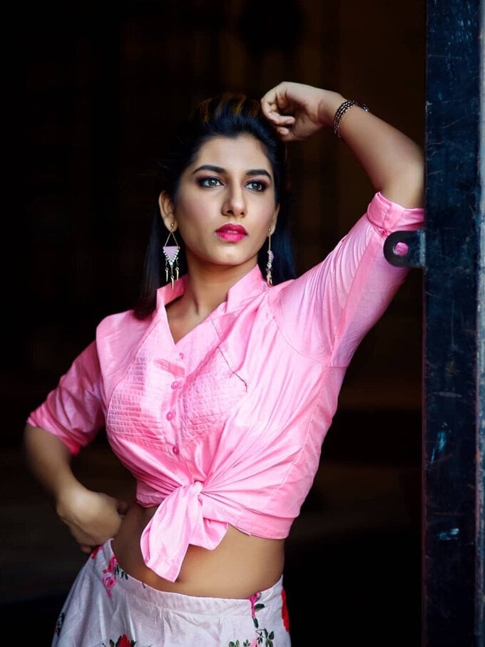 Actress And Anchor Vishnu Priya Bhimeneni Photo Collection