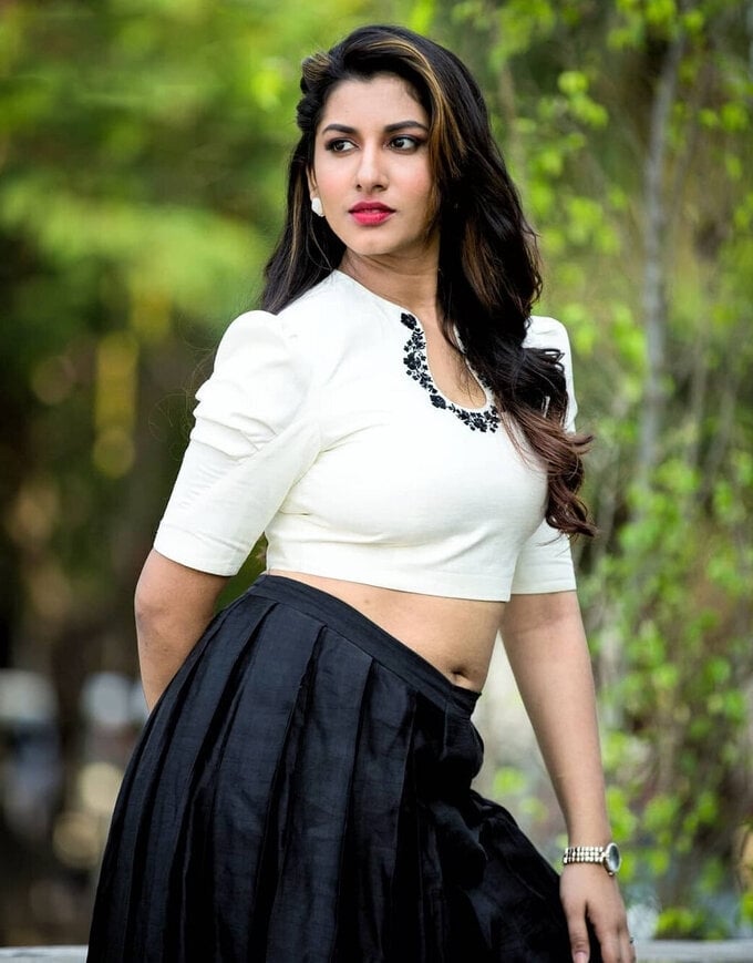 Actress And Anchor Vishnu Priya Bhimeneni Photo Collection