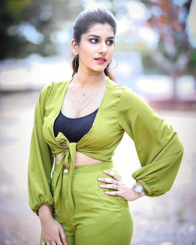 Actress And Anchor Vishnu Priya Bhimeneni Photo Collection