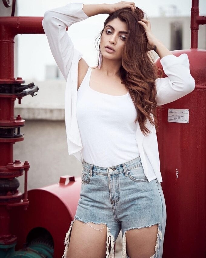 Actress And Model Akanksha Puri Latest Image Collection