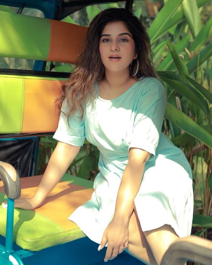 Actress And Model AparnaThomas Image Collection In Green Attire