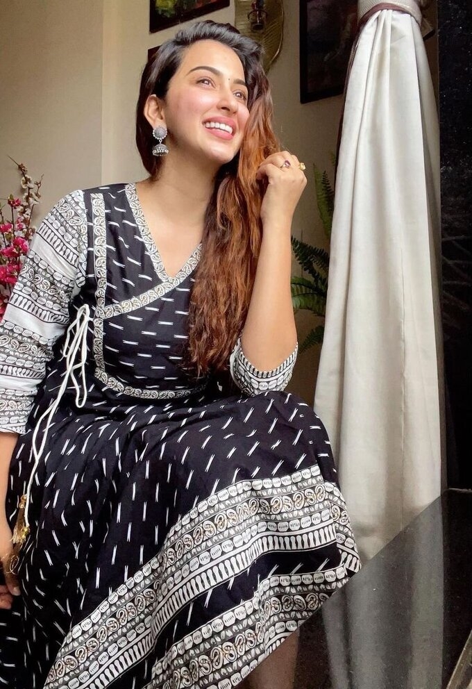 Actress And Model Eshanya Maheshwari Photo Collection