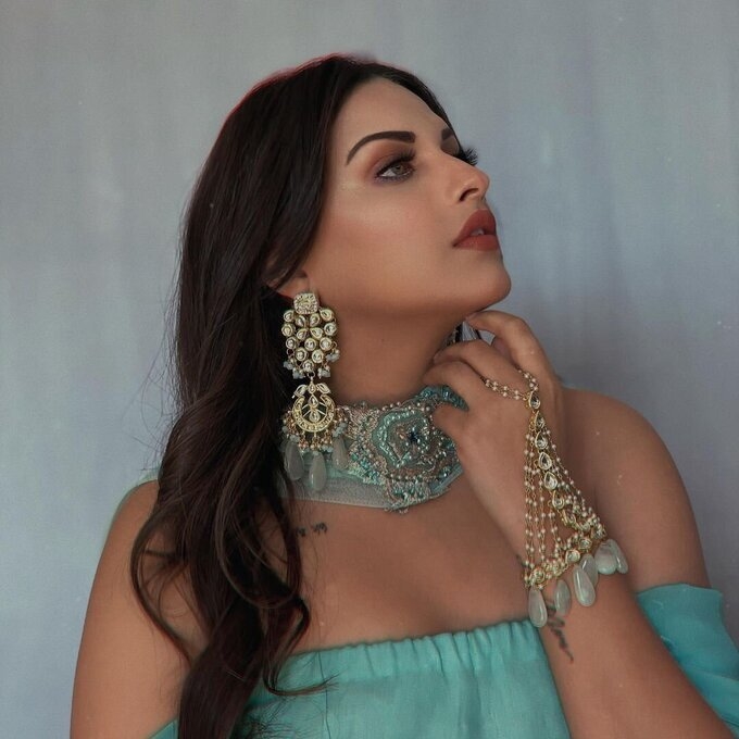 Actress And Model Himanshi Khurana Latest Image Collection