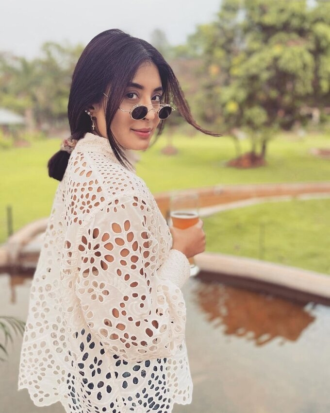 Actress And Model Kritika Kamra Latest Images