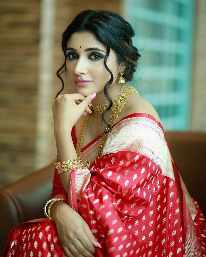 Actress And Model Mirnaa Adhiti Menon Latest Image Collection