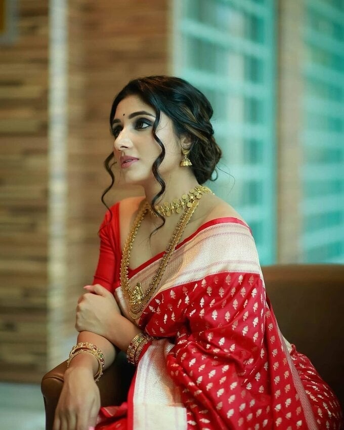 Actress And Model Mirnaa Adhiti Menon Latest Image Collection