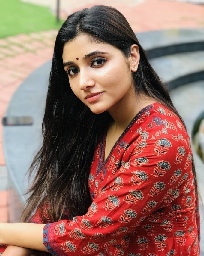 Actress And Model Mirnaa Adhiti Menon Latest Image Collection