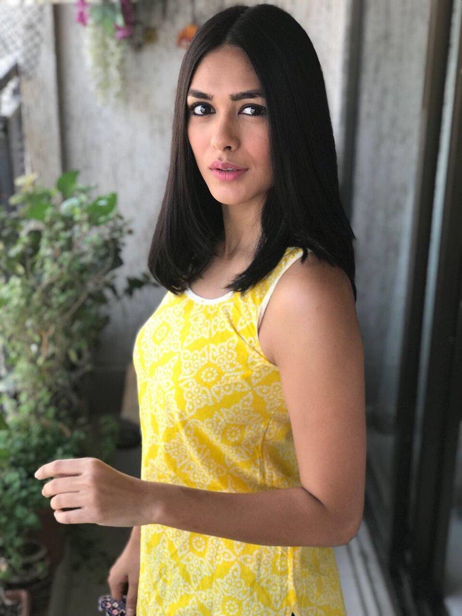 Actress And Model Mrunal Thakur Latest Images