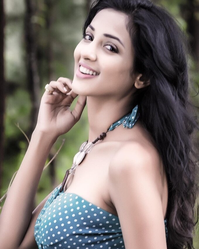 Actress And Model Riya Suman Cute Images