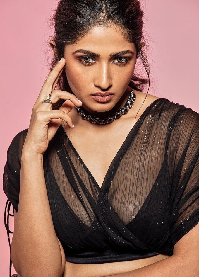 Actress And Model Roshini Prakash Photo Collection