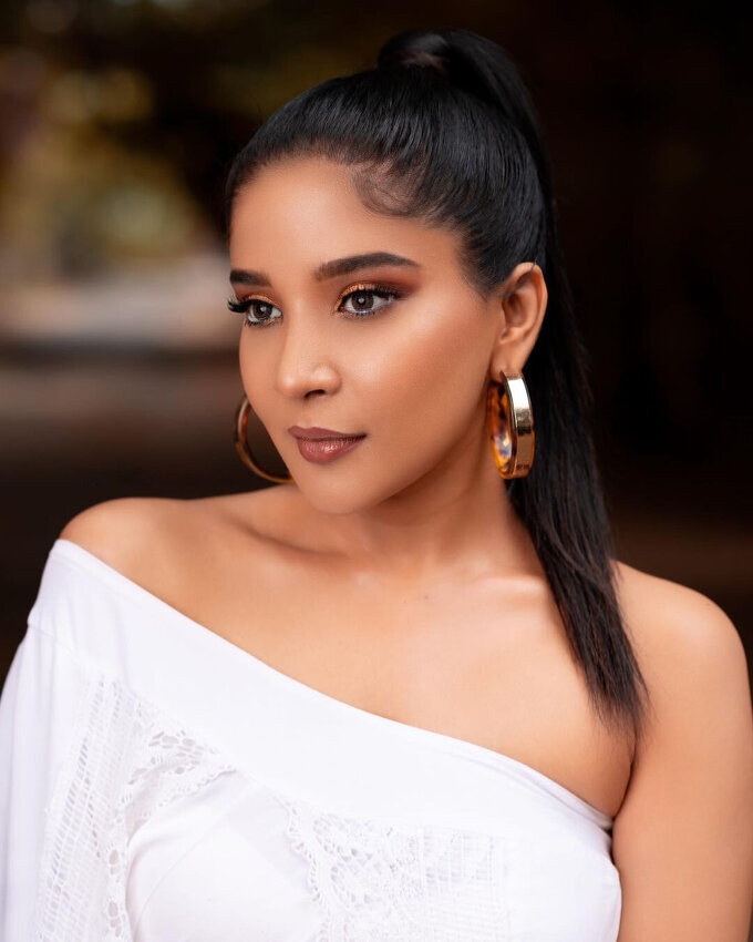 Actress And Model Sakshi Agarwal Stunning Images In White Attire