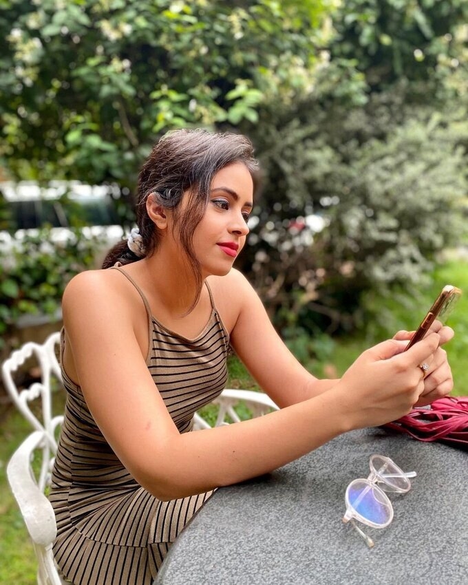 Actress And Model Shobhita Rana New Image Collection