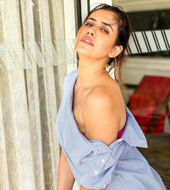 Actress And Model Sonnalli Seygall Latest Photo Collection