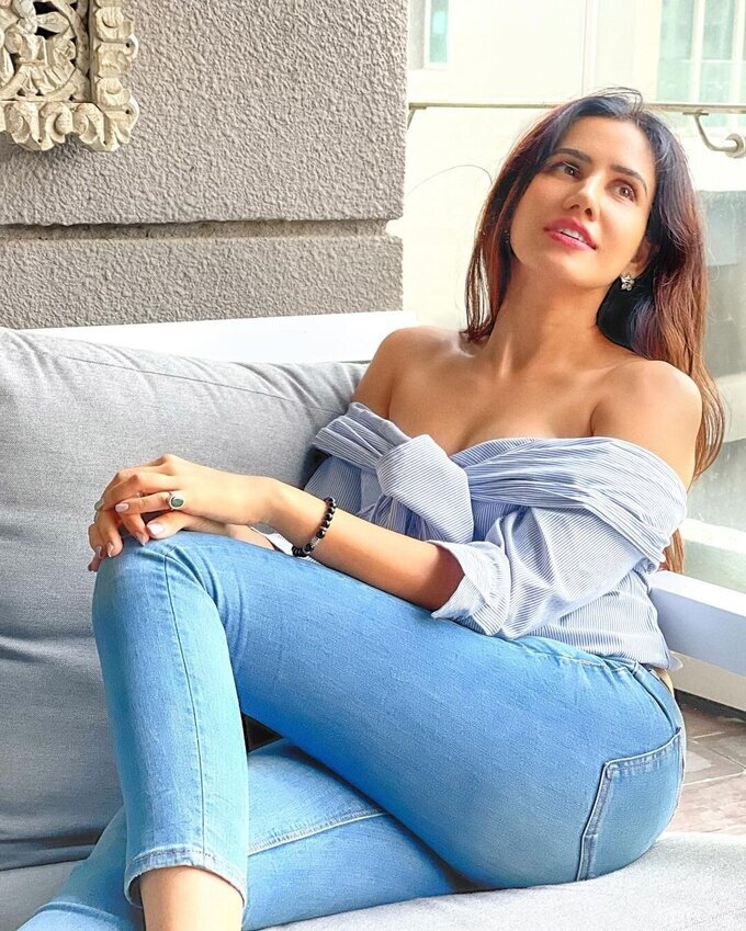 Actress And Model Sonnalli Seygall Latest Photo Collection