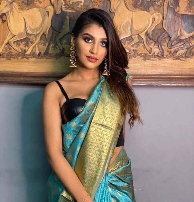 Actress And Model Yaashika Aanand Latest Photo Collection