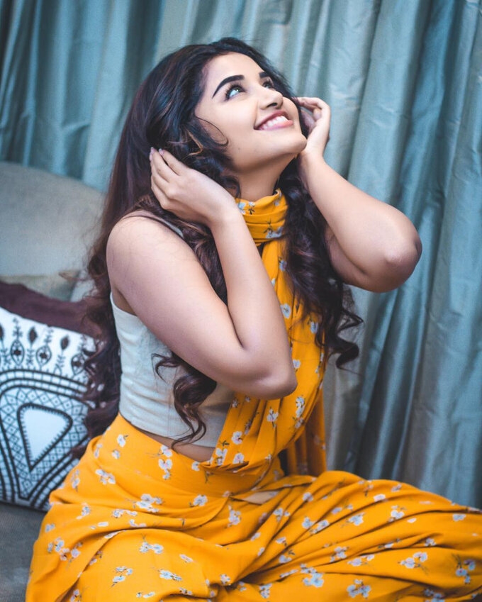 Actress Anupama Parameswaran Cute Vintage Images