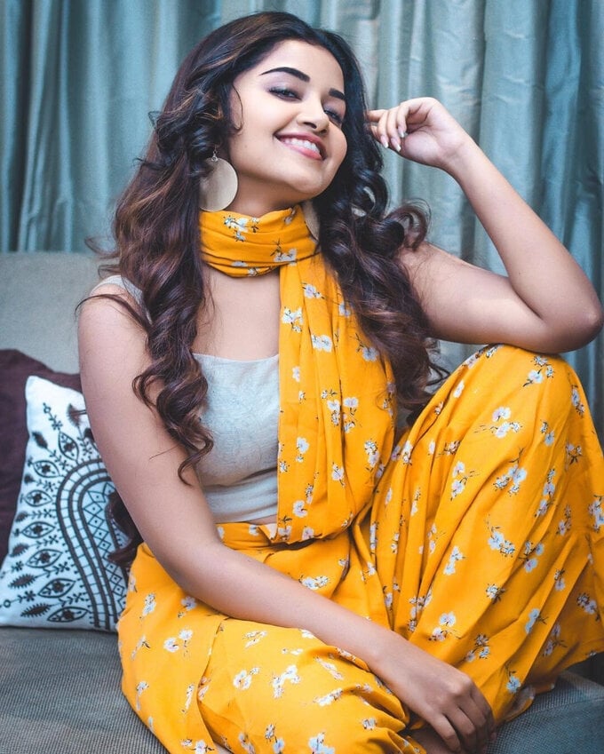 Actress Anupama Parameswaran Cute Vintage Images